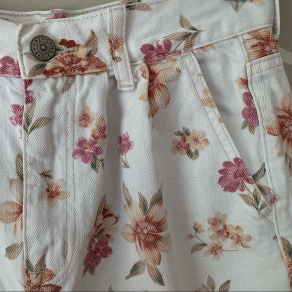 American Eagle High Waist Cuffed Mom Shorts Women's Size 2 Floral Print Denim - Picture 5 of 6
